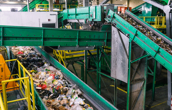 Kuvassa on jätteenkäsittelylaitoksen liukuhihna, jossa kuljetetaan jätteitä.